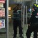 Hombre encerrado en cine