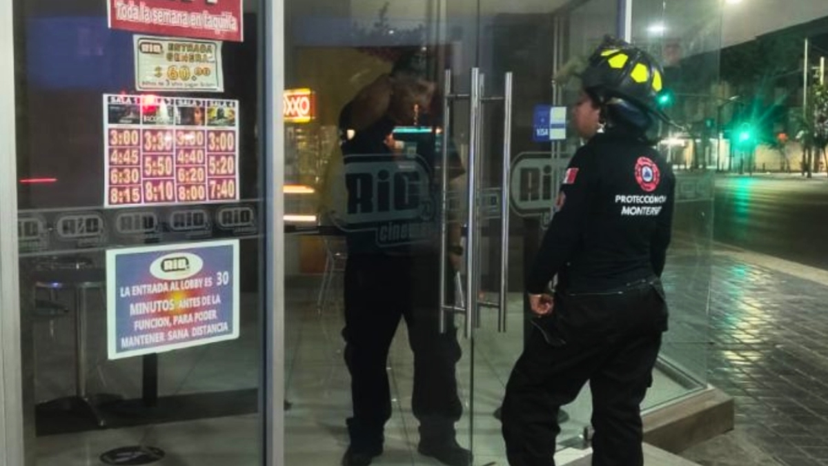 Hombre encerrado en cine